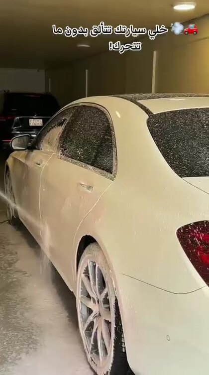 سيارة بعد الغسيل المتنقل — نظيفة دون أن تتحرك
